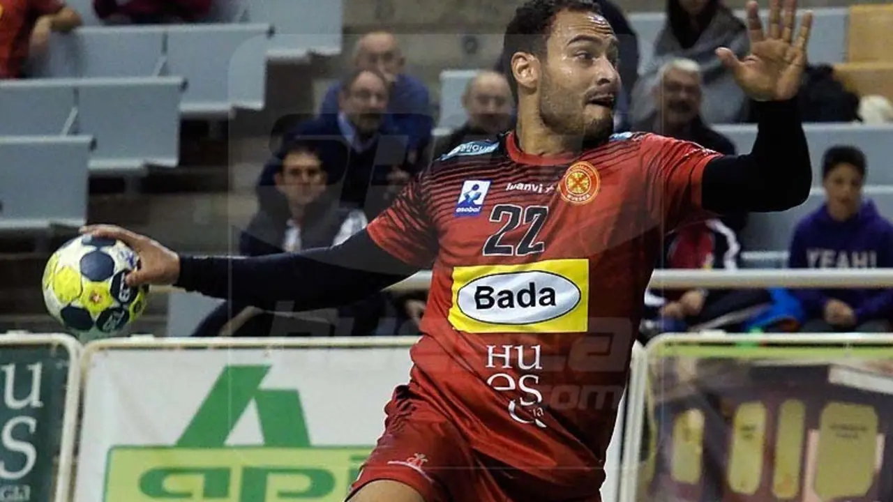 Dij&agrave; arma el brazo en el partido contra Benidorm disputado en el Palacio. Foto: C.Pascual