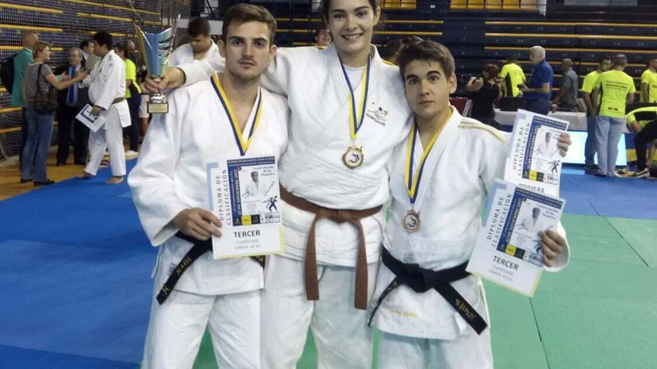 De izquierda a derecha: Jaime Mu&ntilde;oz, Patricia Ferrer y Ra&uacute;l Poblador con sus medallas | Foto: Gimnasio Ib&oacute;n