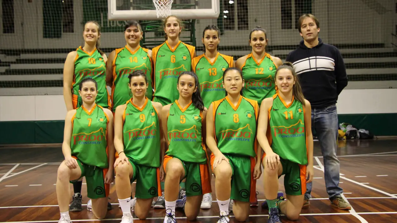 Jugadoras del PROA Construye en la foto de presentaci&oacute;n | Foto: CBF Huesca