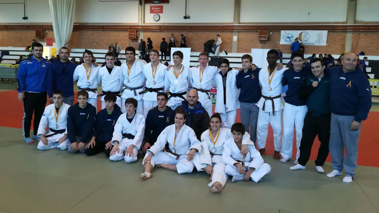 Judokas binefarenses posan con sus medallas | Foto: CJ Bin&eacute;far