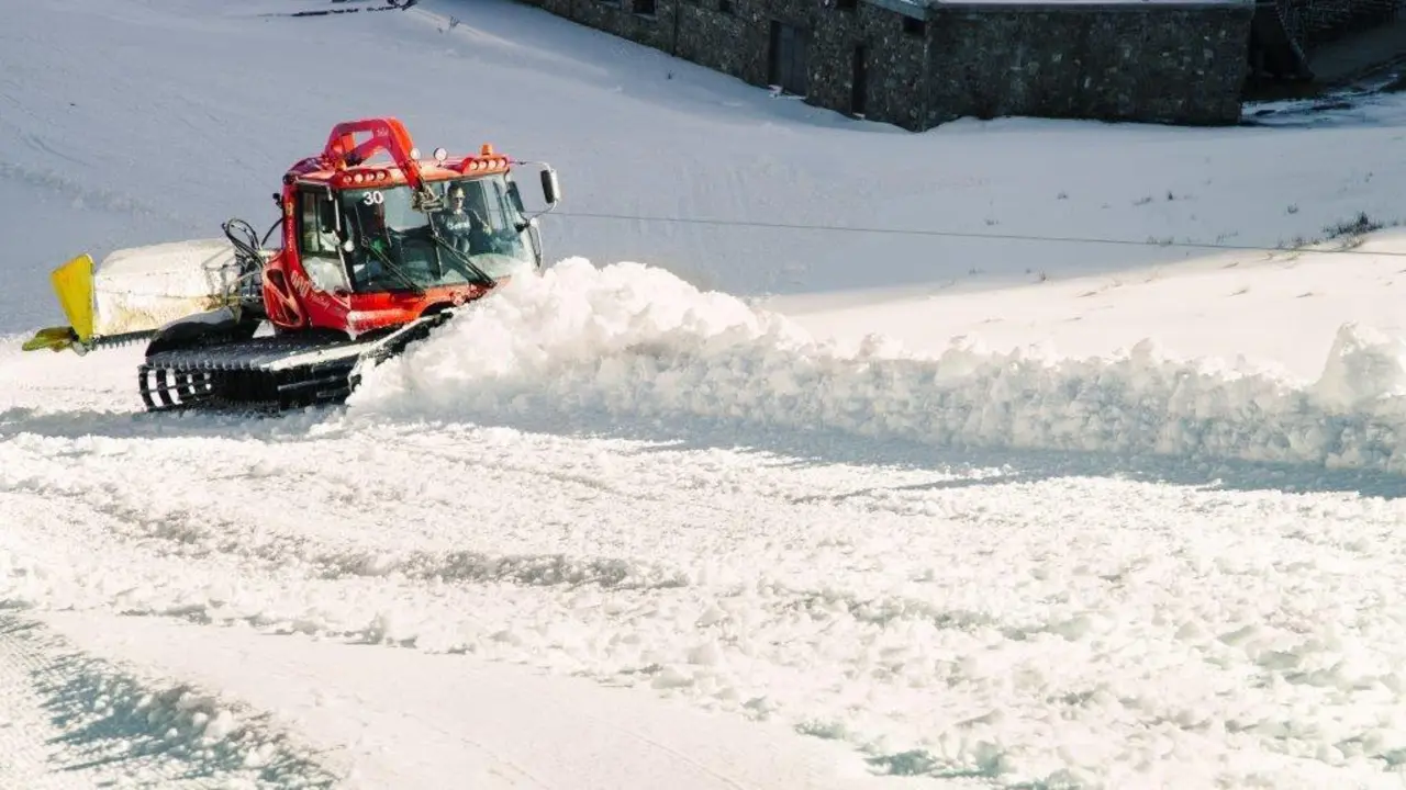 Imagen de una m&aacute;quina trabajando en la estaci&oacute;n de esqu&iacute; de Formigal. Foto: Aram&oacute;n Formigal-Panticosa