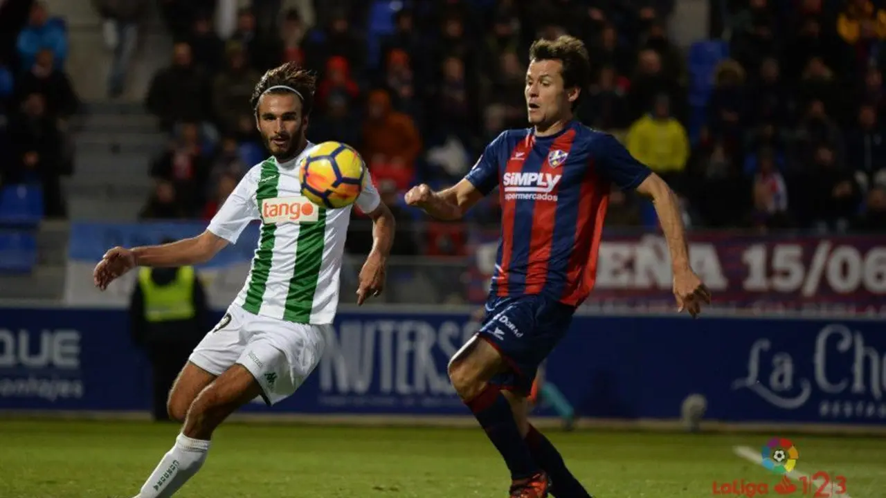 Juanjo Camacho en un lance del choque contra el C&oacute;rdoba | Foto: LaLiga