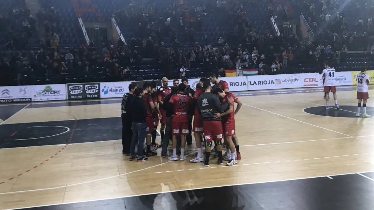 El Bada Huesca en la &uacute;ltima pi&ntilde;a del partido para celebrar el punto conseguido en Logro&ntilde;o. Foto: Twitter BM Huesca