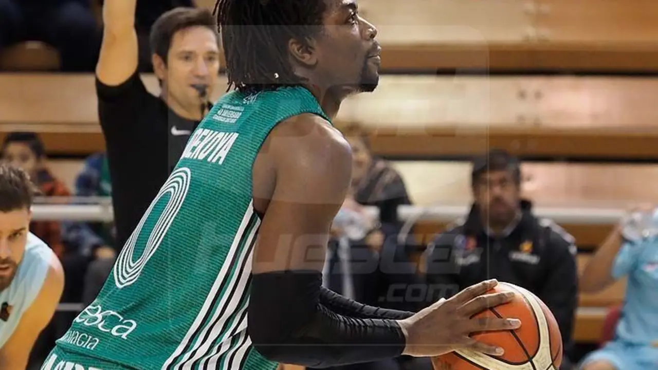 Jubril Adekoya con la camiseta pe&ntilde;ista | Foto: C. Pascual