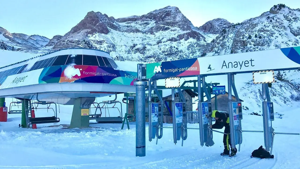 Un tabajador cuida los &uacute;ltimos detalles en la entrada al remonte Anayet, en el sector Formigal de la estaci&oacute;n Aram&oacute;n Formigal-Panticosa. Foto: Aram&oacute;n 