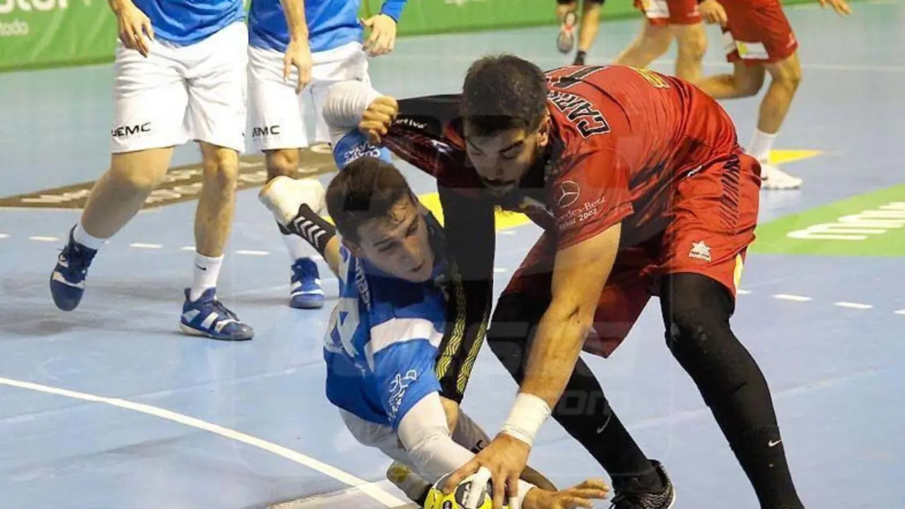 Carr&oacute; pelea una bola con un jugador del Atl&eacute;tico Valladolid. Foto: C. Pascual