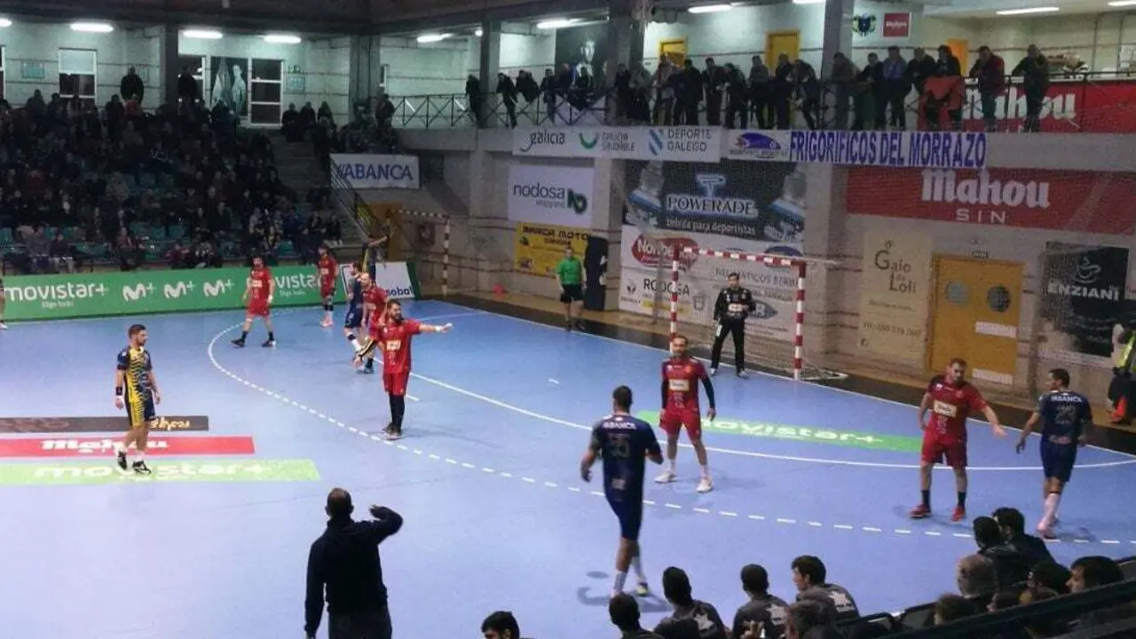 La defensa del Bada Huesca se dispone a amargar un ataque del Cangas. Foto: Twitter Bada Huesca