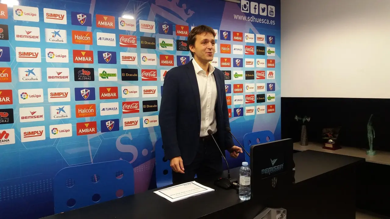 Jos&eacute; Luis Ortas segundos antes de dar la rueda de prensa | Foto: sporthuesca.com