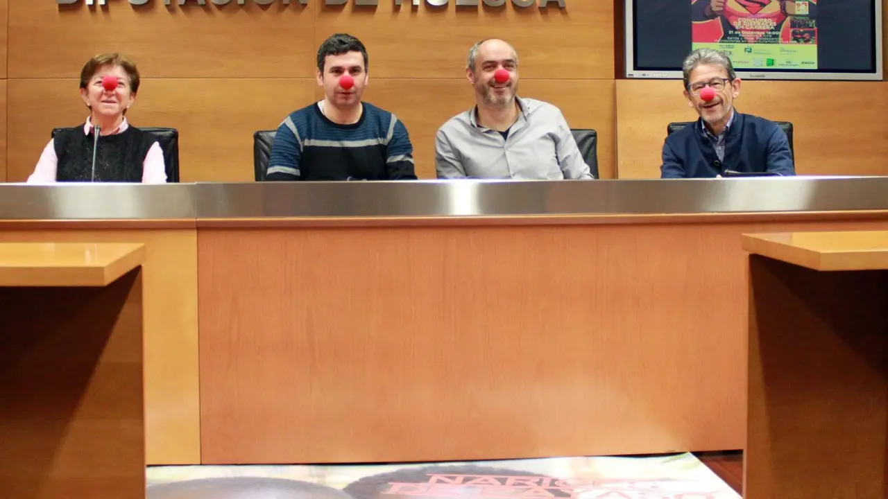 Maite Azn&aacute;rez, presidenta de la ONG Entarach&eacute;n-Vols; Fernando S&aacute;nchez, diputado provincial; Luis Terr&eacute;n Sanclemente, alcalde de Villan&uacute;a; y Antonio Rico, de la ONG Entarach&eacute;n-Vols, con la nariz de payaso que se entregar&aacute; a cada corredor. Foto: A. C.
