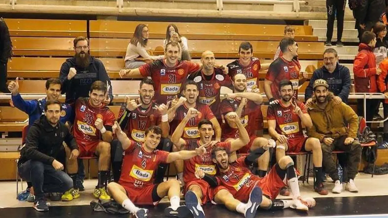 Jugadores del Bada posan felices nada m&aacute;s acabar el partido con victoria ante Cuenca. Foto: C.Pascual