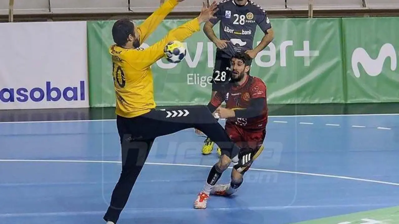 Carmona finaliza una acci&oacute;n en un partido disputado contra Cuenca. Foto: C.Pascual