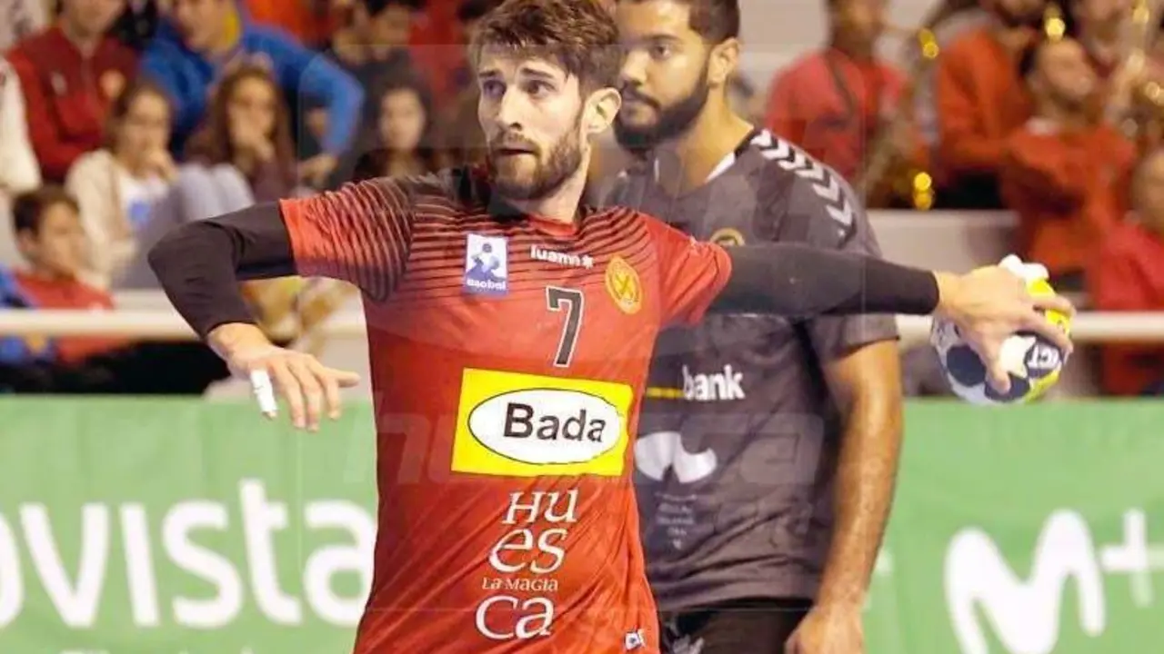 Gerard Carmona, en la imagen, lanza un 7 metros en un partido contra Cuenca. | Foto: C.Pascual 