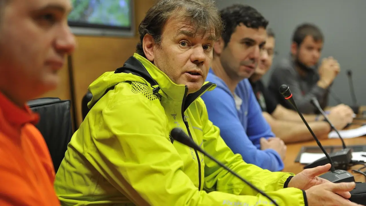 Mayayo mira a c&aacute;mara durante la presentaci&oacute;n de la Alpinultras, entre el director de la Nafarroa Xtrem y el alcalde de Canfranc. Foto: Pablo Ot&iacute;n