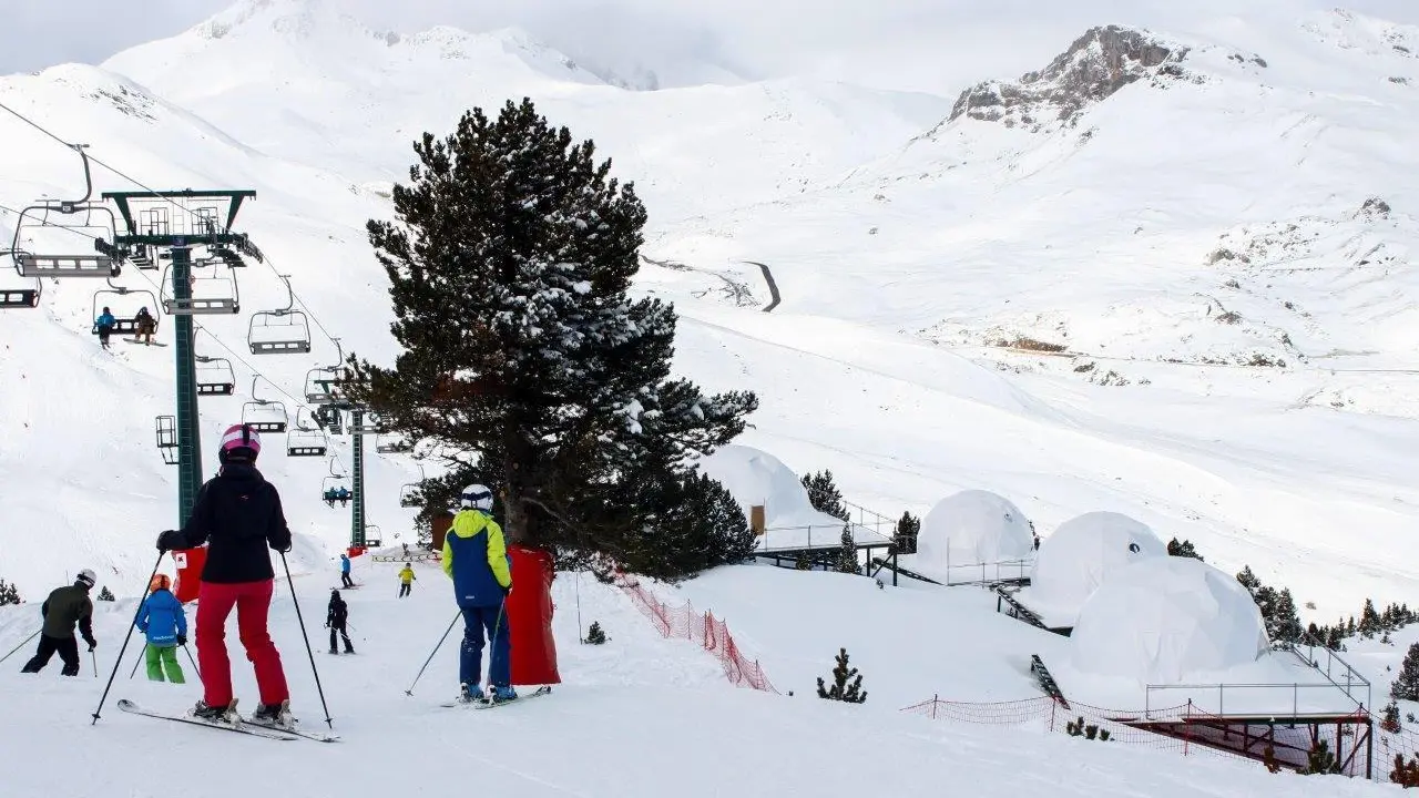 Esquiadores, hoy, en la zona de Culivillas de Formigal. Foto: Aram&oacute;n