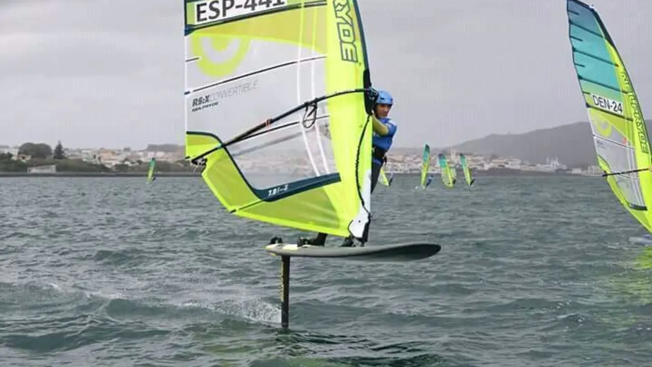 Rafael de la Figuera navegando en las Azores.
