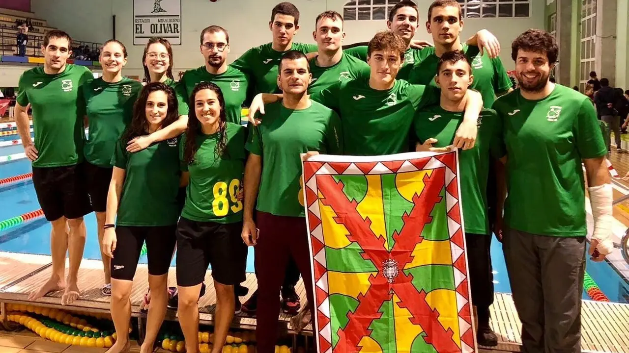 Foto de grupo de los nadadores de la Zoiti.