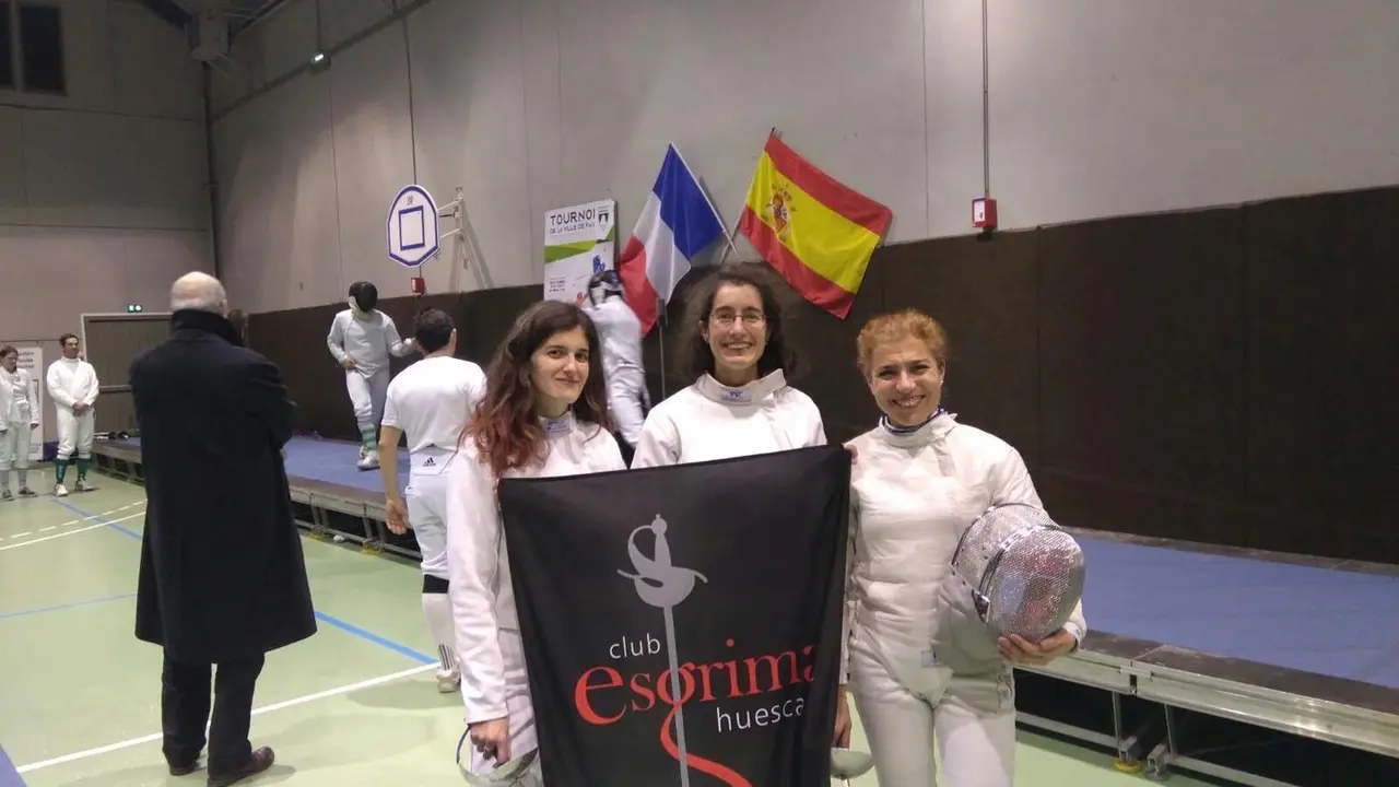 Mateos, Dom&iacute;nguez y Yus con la bandera del CEH | Foto: CEH