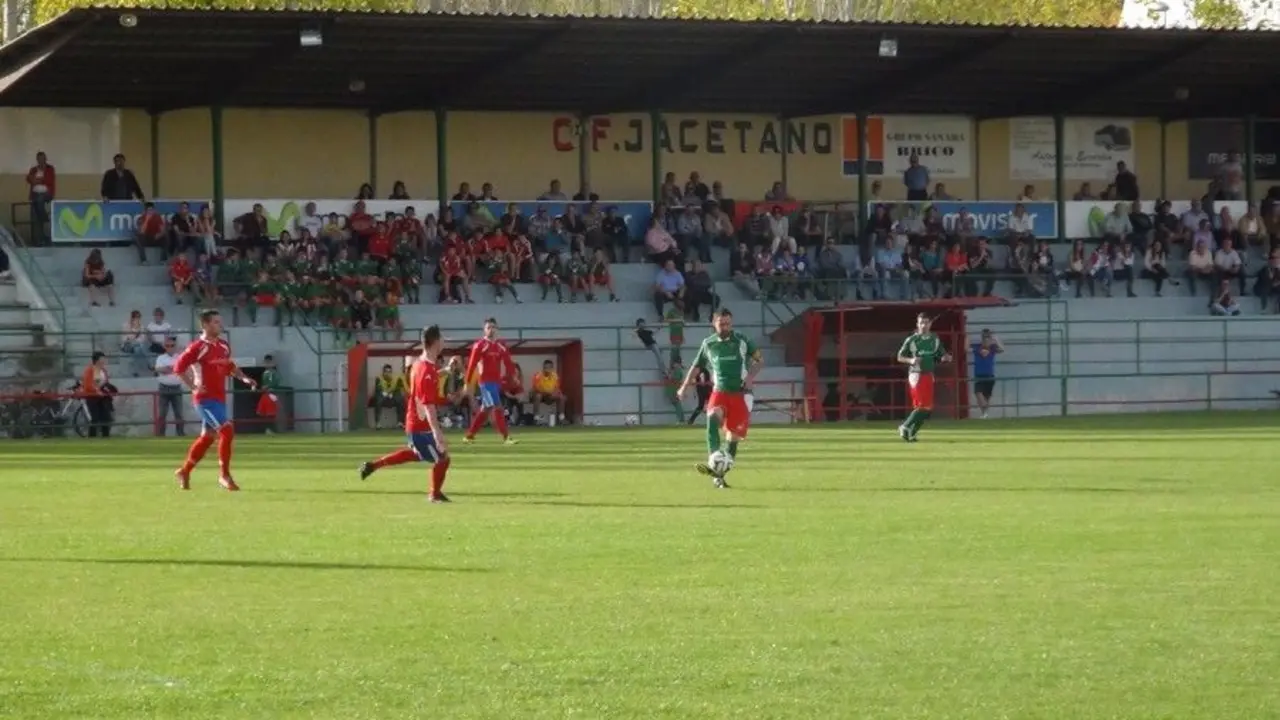 El CF Jacetano jugando en el Campo Oroel. | Foto: ganasdevivir