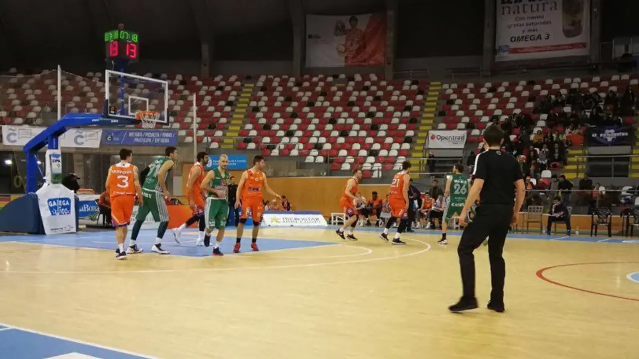 Pavlovic se mueve para recibir en un saque de banda | Foto: Twitter CB Pe&ntilde;as Huesca