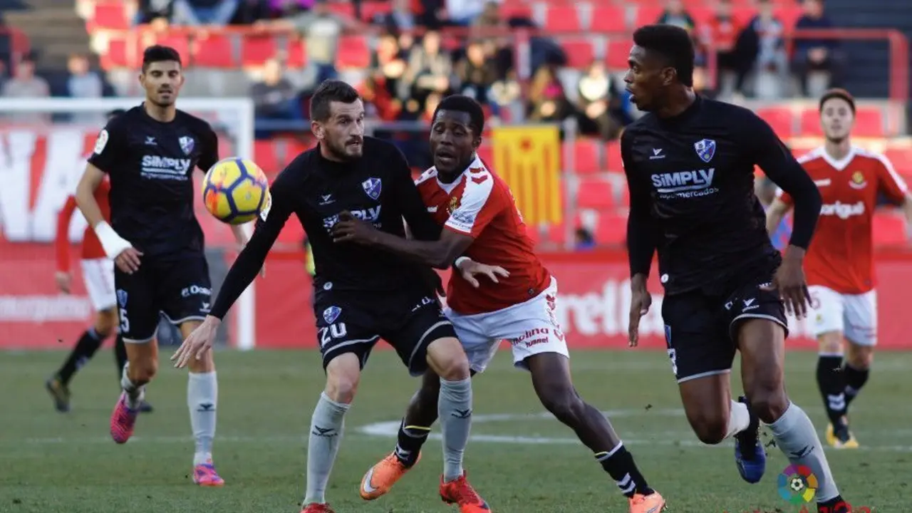 Jair y Brezancic pelean por un bal&oacute;n | Foto: LFP