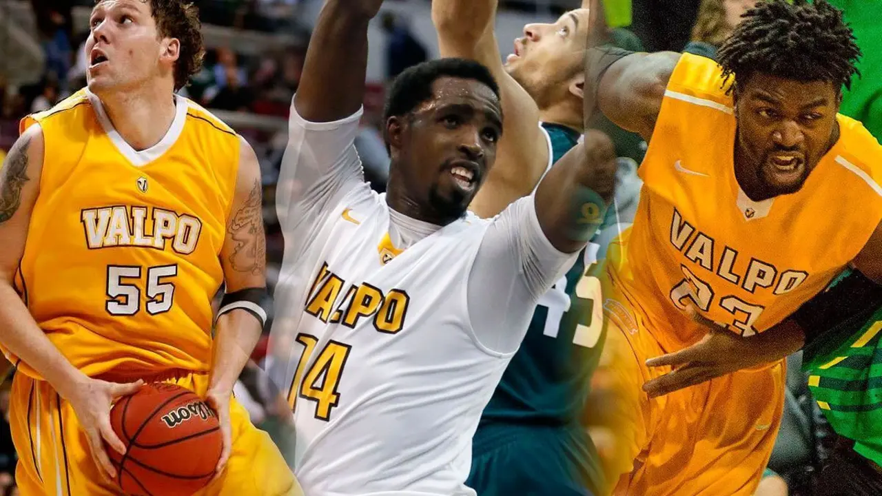 Kevin Van Wijk, Vashil Fern&aacute;ndez y Jubril Adekoya con la camiseta de la universidad de Valparaiso