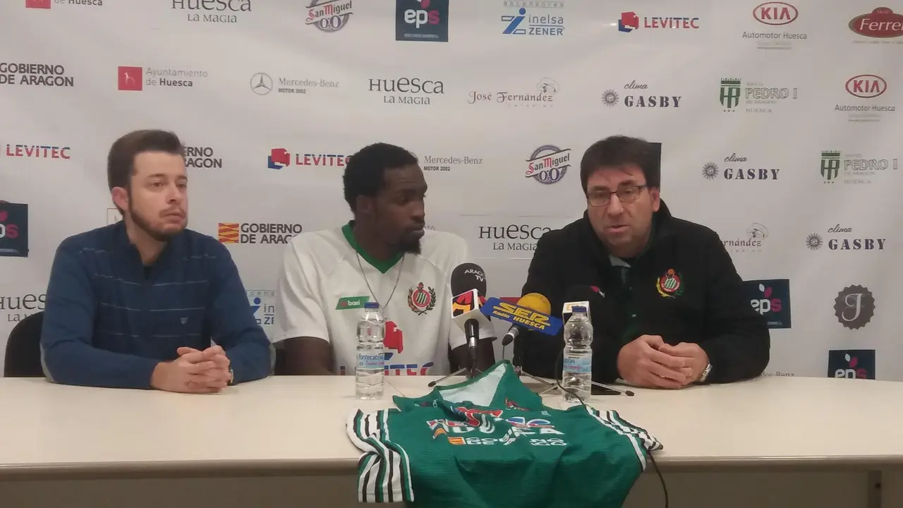 Antonio Or&uacute;s, Vasily Fern&aacute;ndez y Davi &Aacute;lvarez, en la presentaci&oacute;n oficial del jugador jamaicano en el Levitec Huesca. Foto: Sporthuesca