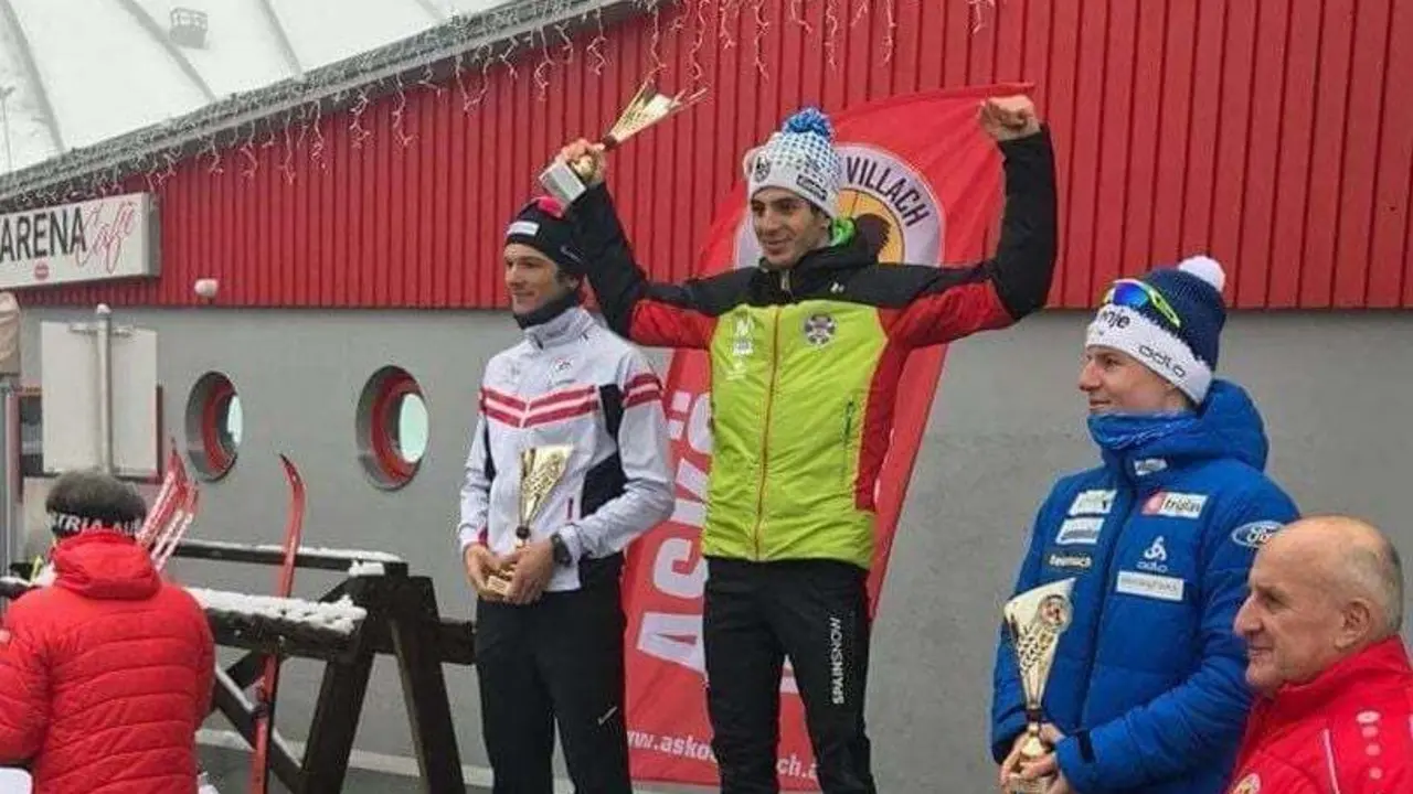 Mart&iacute; Vigo, en lo m&aacute;s alto del caj&oacute;n celebra el triunfo en la prueba celebrada en Austria.