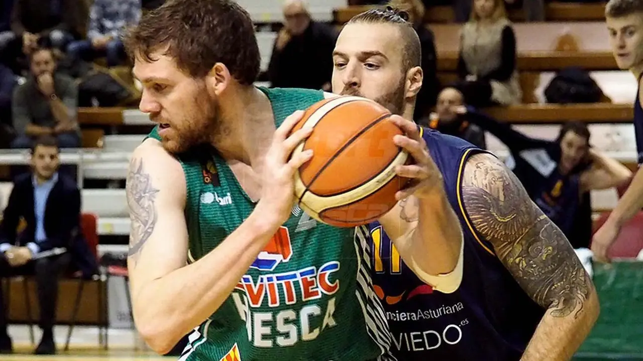 Van Wijk, en el partido de ida, jugando de espaldas ante un Maynard que no estar&aacute; | Foto: C. Pascual
