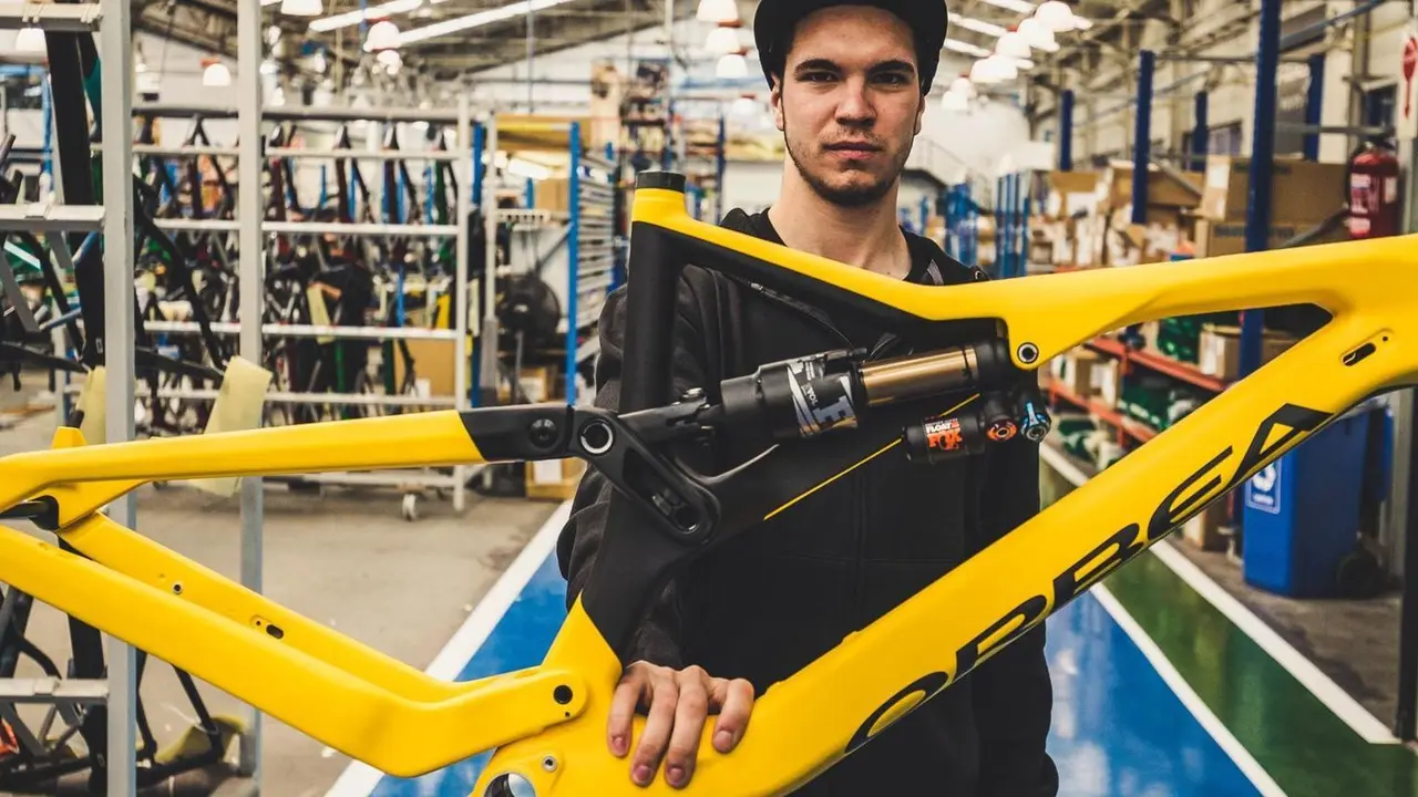 Gabi Torralba, en la imagen, durante una visita a la f&aacute;brica Orbea. Foto: Orbea