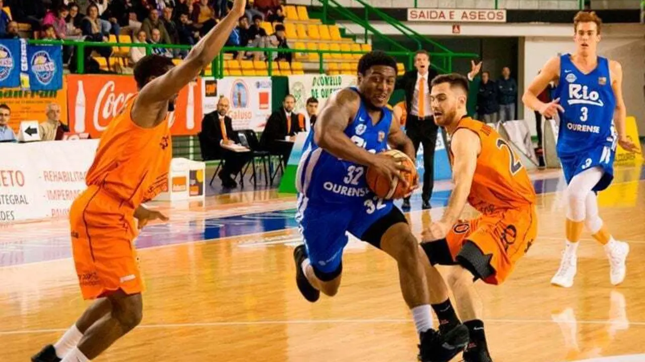 El peque&ntilde;o Reggie Johnson penetra a canasta durante un partido en el Pazo | Foto: FEB