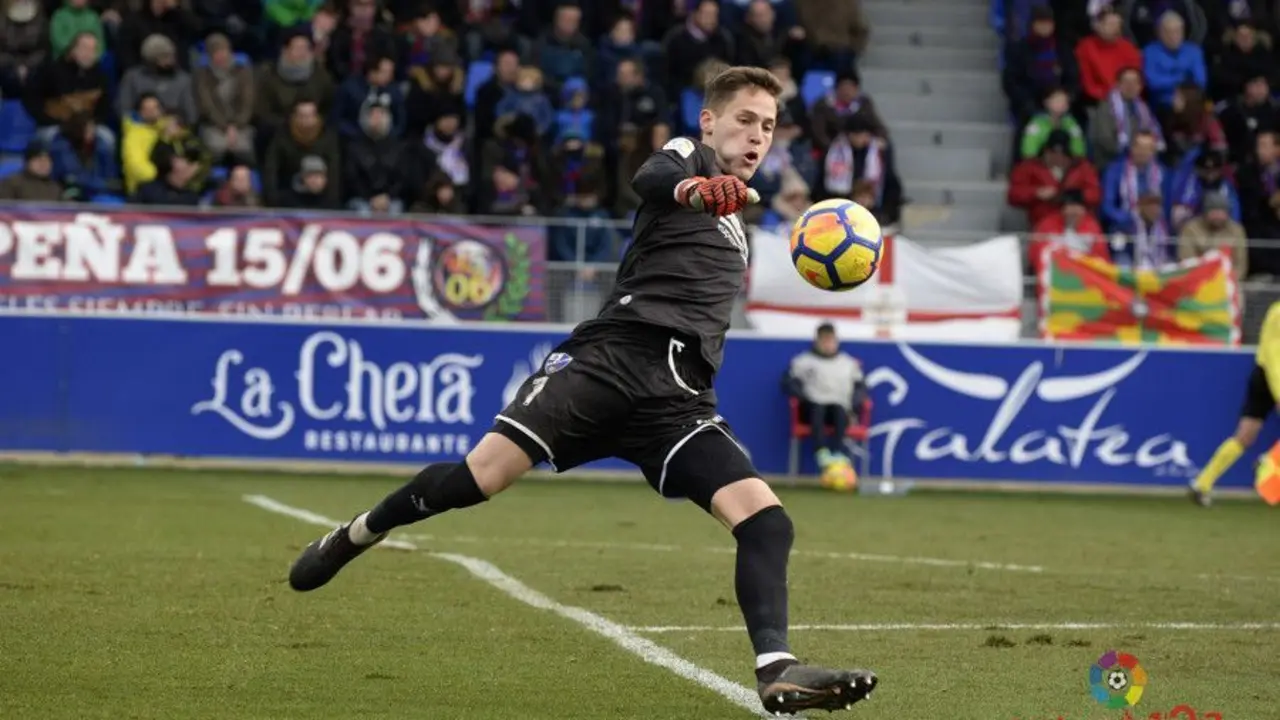 Remiro en un partido de El Alcoraz | Foto: LFP