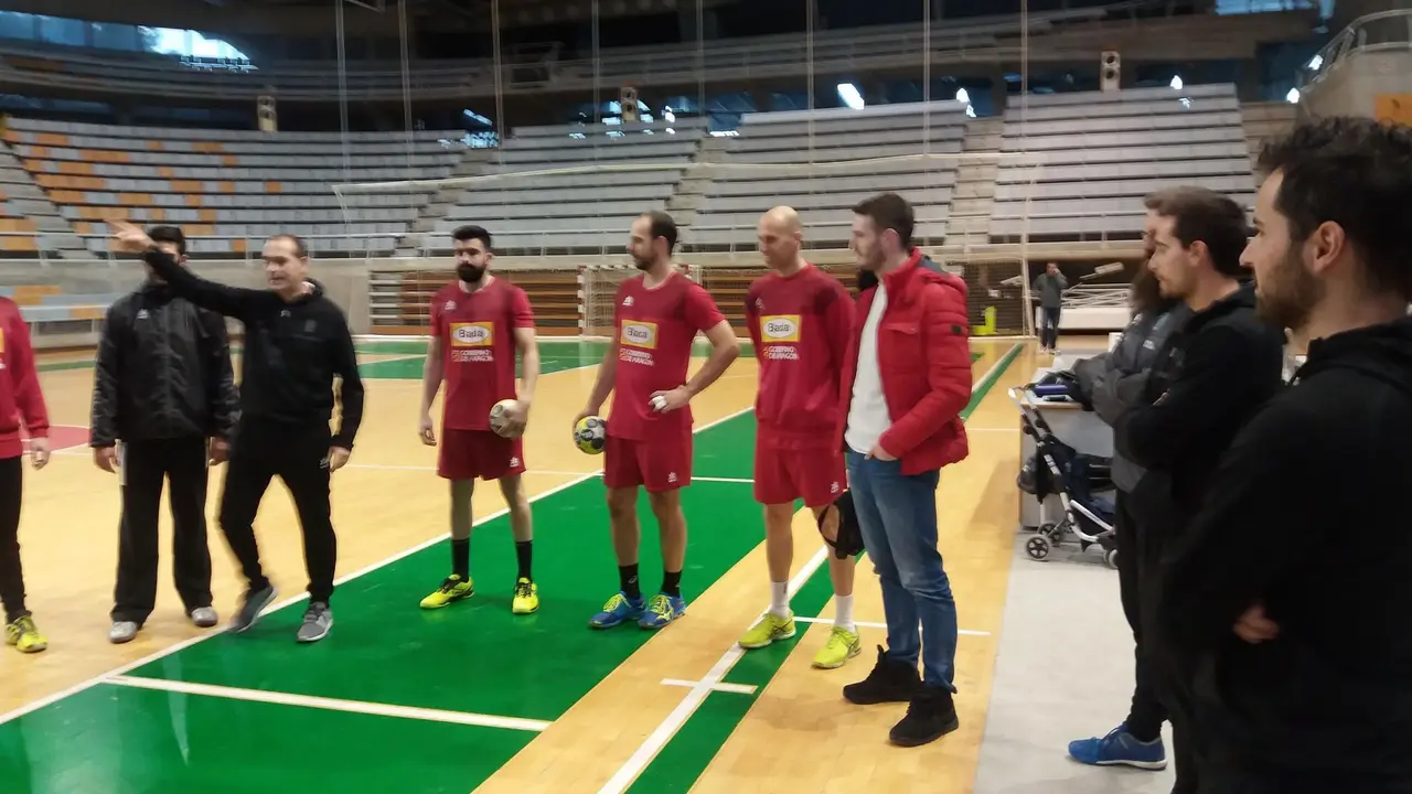 Stefan Ciric, con vaqueros, junto a Mira, Teixeira y &Aacute;lex Marcelo. Foto: Sporthuesca