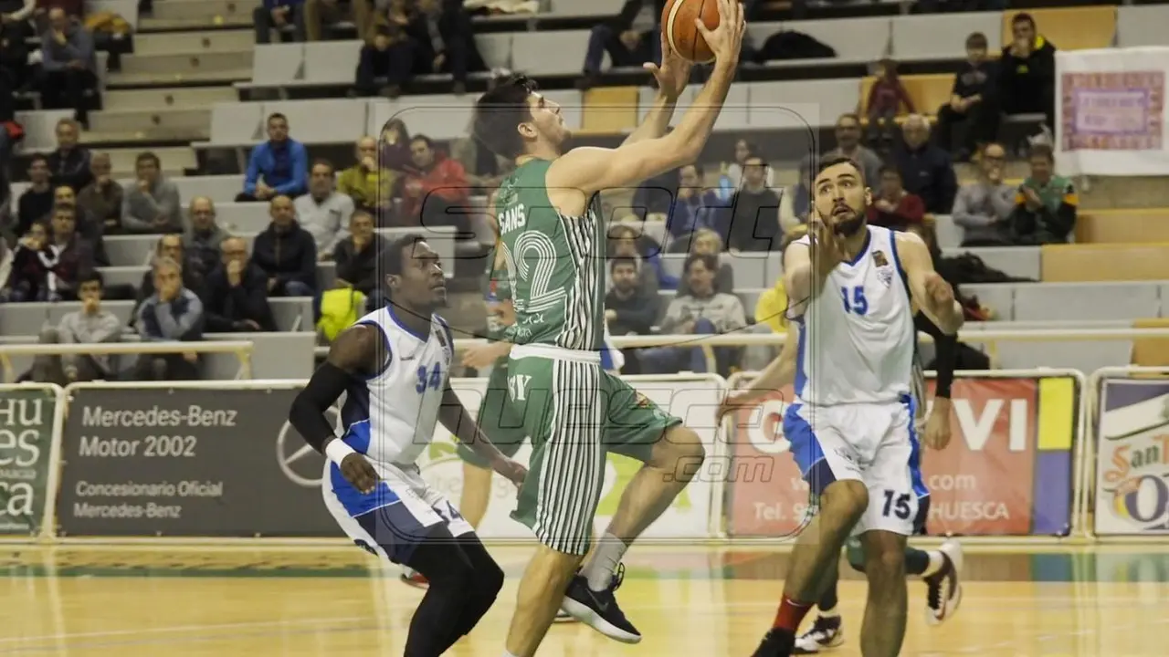 El balear Agust&iacute; Sans entra con decisi&oacute;n a canasta / Foto: C.Pascual