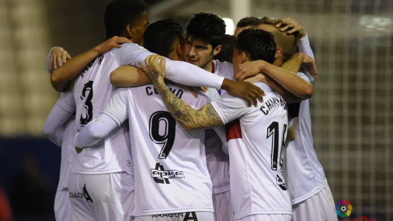 Los jugadores del Huesca se abrazan tras culminar la remontada | Foto: LFP