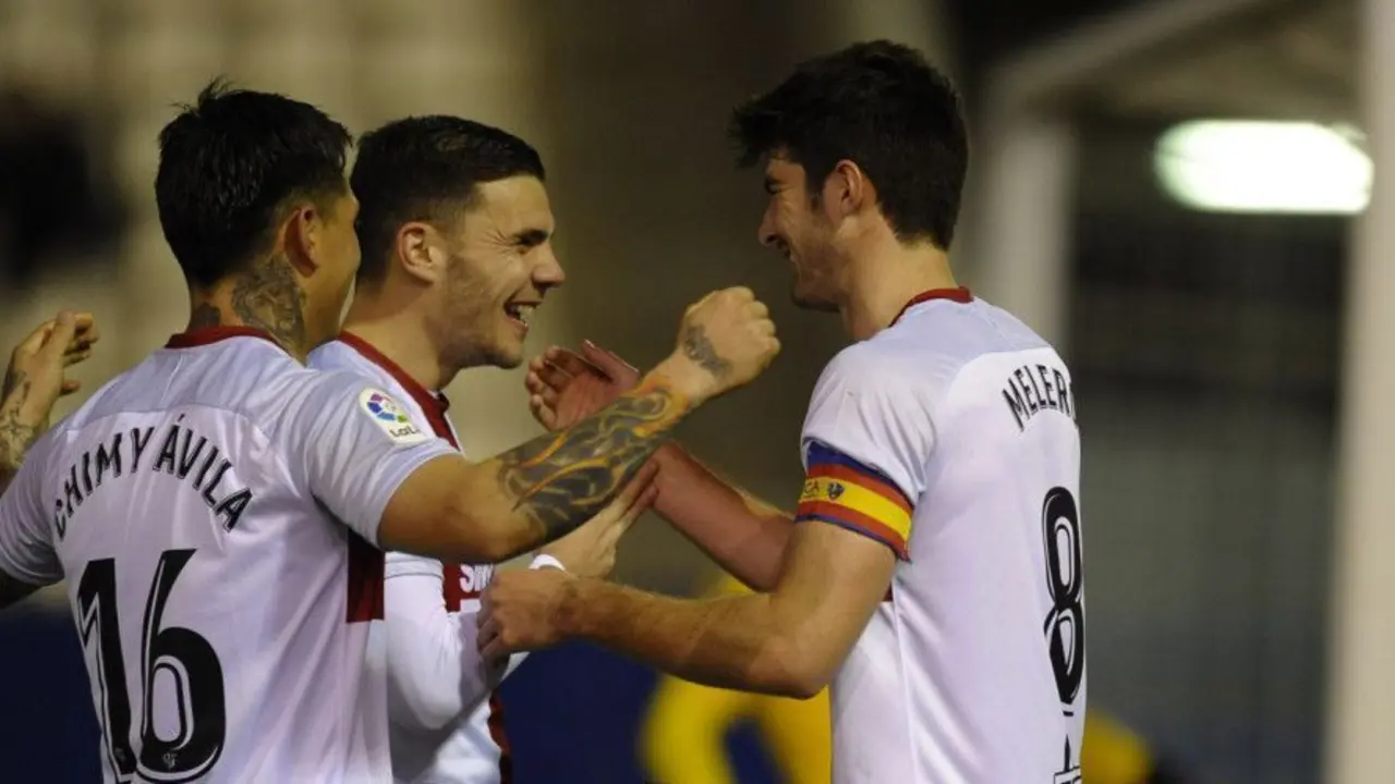 Gallar y 'Chimy' felicitan a Melero por su gol | Foto: LaLiga