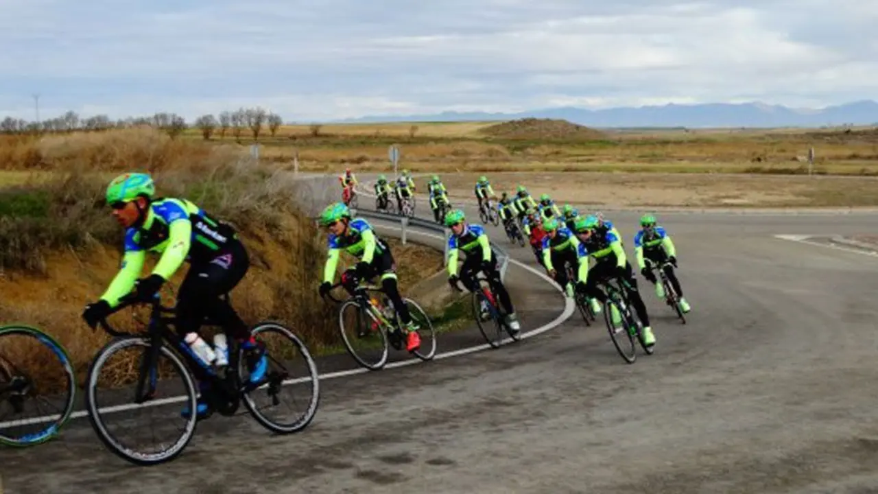 Equipo La Tova-Asesor&iacute;a Almud&eacute;var en pleno entrenamiento.