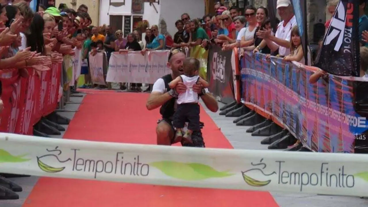 Sergio Gimeno, ganador de la pasada edici&oacute;n del Trail Valle de Tena, en el momento en que cogi&oacute; a su hijo para entrar juntos en l&iacute;nea de meta. Foto: UTVT