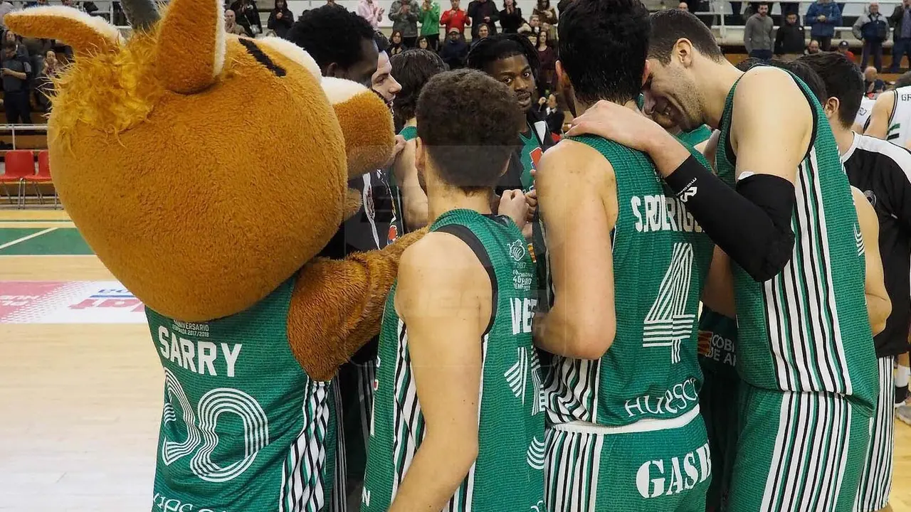 Jugadores del Levitec hacen pi&ntilde;a en El Palacio esta pasada jornada | Foto: C.Pascual