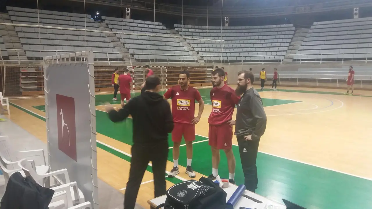 Nolasco y su segundo explican una jugada a los centrales Dij&agrave; y Ciric durante el entrenamiento de esta tarde, Foto: Sporthuesca 