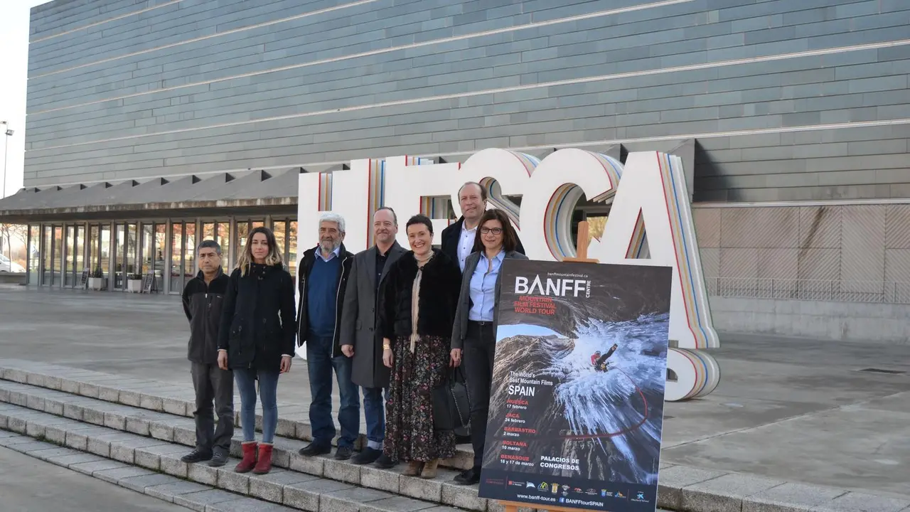 Responsables del Banff en Huesca se fotograf&iacute;an a las puertas del Palacio de Congresos. Foto: Sporthuesca 