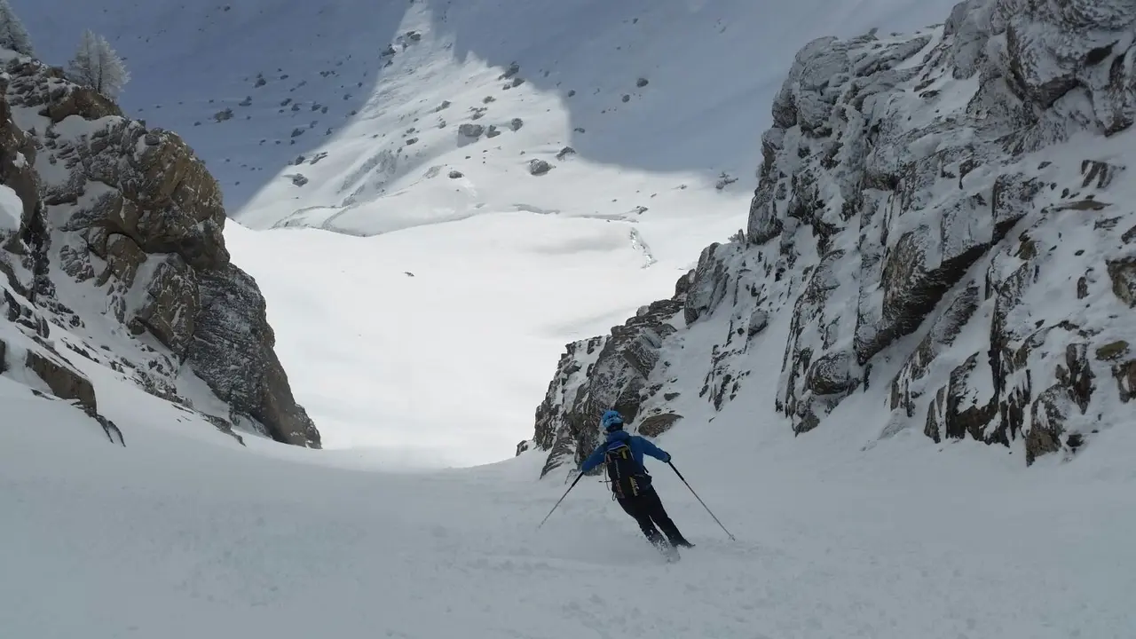 Un esquiador encara una de las canales m&aacute;s medi&aacute;ticas de Candanch&uacute; como es el tubo de la Zapatilla desde donde se encar&aacute; el &uacute;ltimo descenso a meta de la Causiat Extreme. Foto: Candanch&uacute; Ski Alp. 