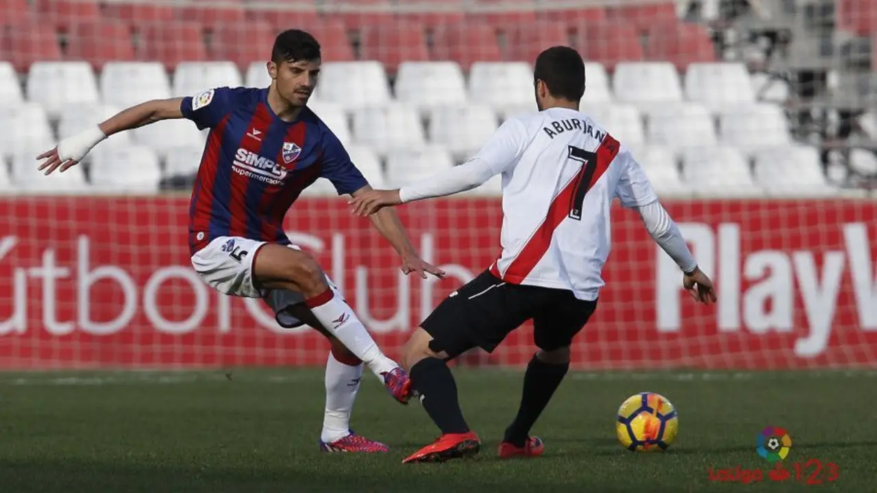 Aguilera volvi&oacute; a mandar en el centro del campo contra el filial sevillista | Foto: LFP