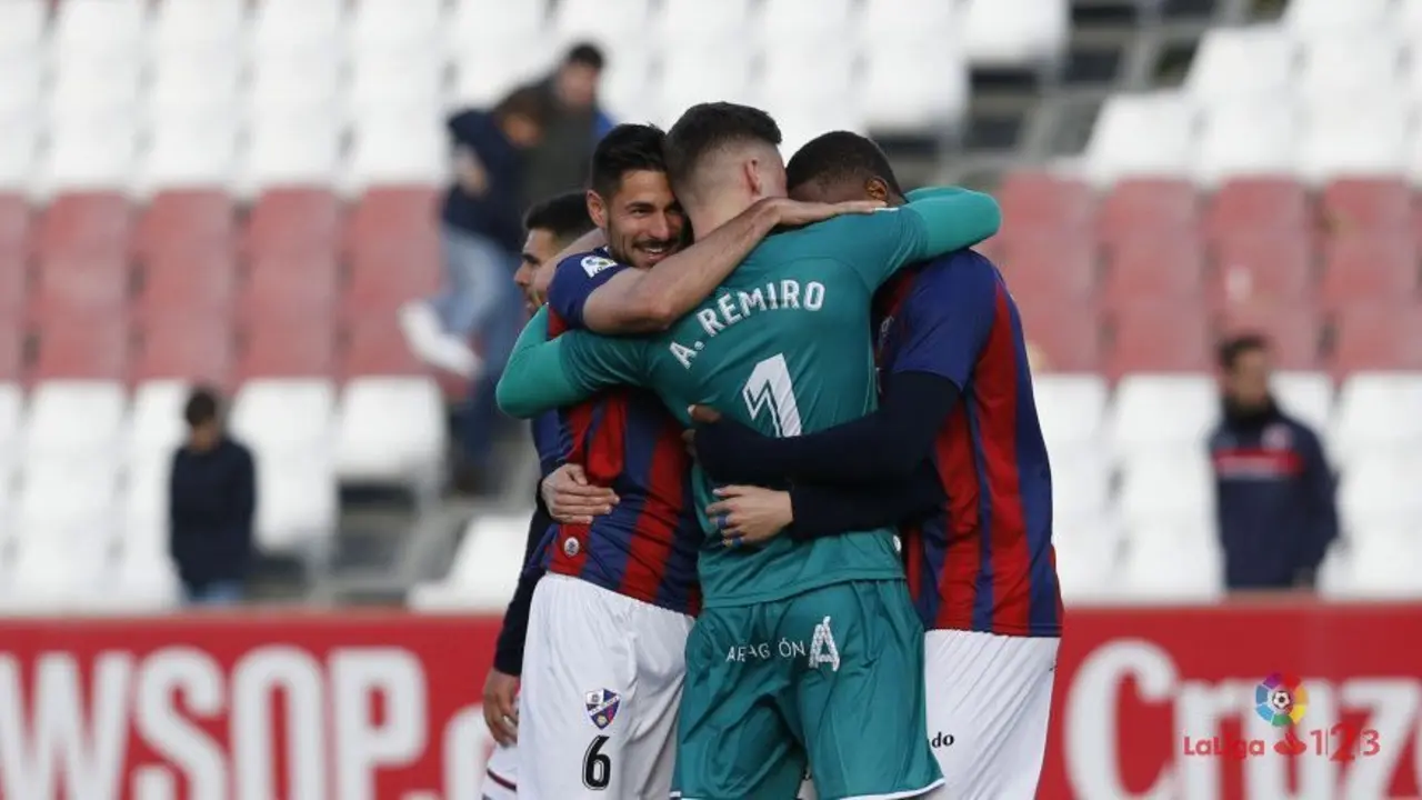 Remiro, clave con sus intervenciones, se abraza con sus compa&ntilde;eros en la ciudad deportiva del Sevilla | Foto: LaLiga
