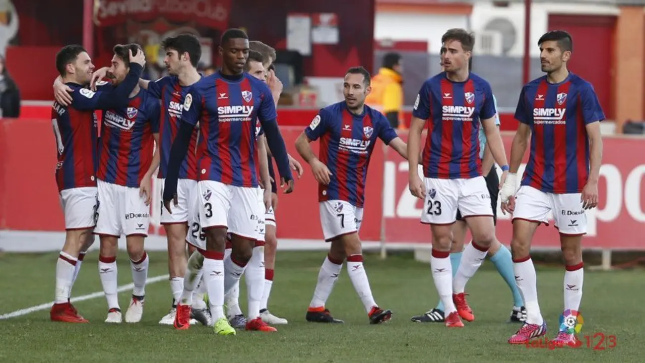 Los jugadores del Huesca tras el gol de Gallar que le asientan m&aacute;s en el liderato camnio del ascenso. Foto: LaLiga1/2/3