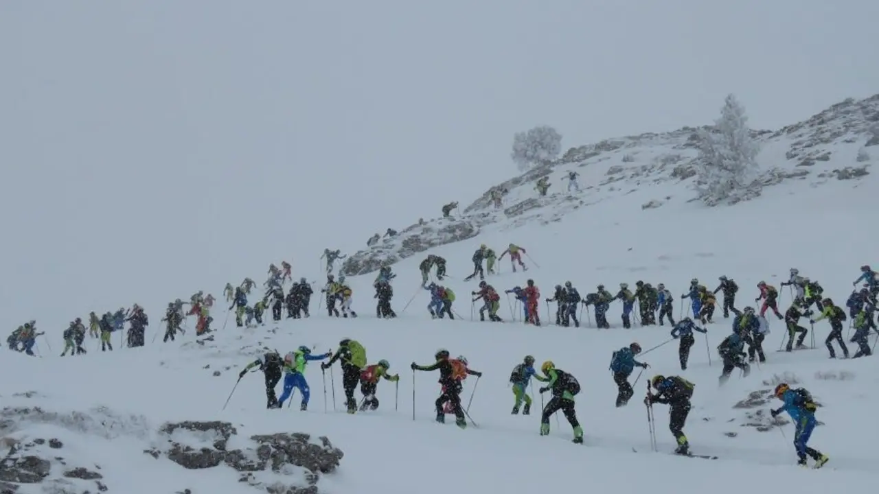 Espectacular imagen de los participantes de la Causiat Extreme ganando una de las zonas altas de la prueba. Foto: Monras&iacute;n/Corriendo por la sierra