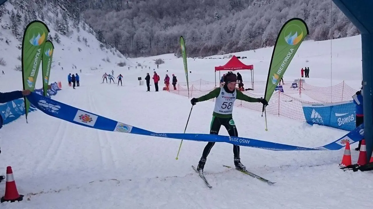 Alba Xandri entra en meta y gana el Triatl&oacute;n de Invierno Valle de Ans&oacute;. Foto: Organizaci&oacute;n