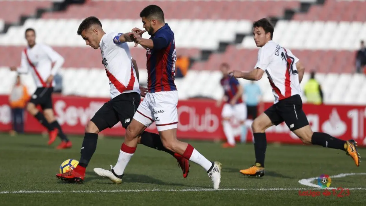 Alexander Gonz&aacute;lez lucha por un bal&oacute;n con Curro en el encuentro entre Sevilla Atl&eacute;tico y Huesca | Foto: LaLiga