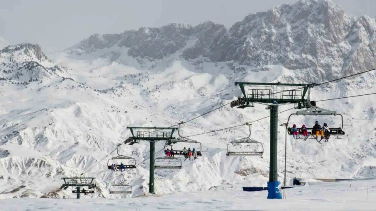 Imagen de uno de los remontes de la estaci&oacute;n de esqu&iacute; de Aram&oacute;n Formigal-Panticosa. Foto: Aram&oacute;n