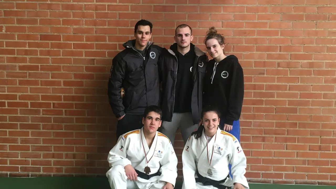 judocas del Ib&oacute;n de Izq a Derecha arriba Luis Catalan, Mar&iacute;a y Ra&uacute;l Poblador y abajo Jaime Mu&ntilde;oz y Sandra Ramirez y Ra&uacute;l.. | Foto:  Escuela Ib&oacute;n