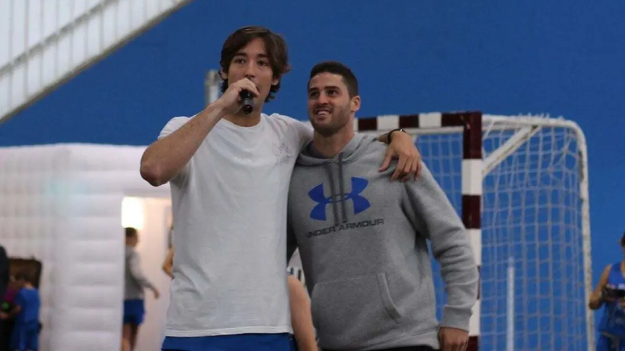 Mikel Motos y Lucas Eguibar en un campus de baloncesto en San Sebasti&aacute;n. Foto cedida por Mikel Motos